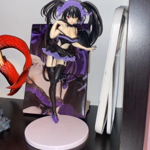 Tokisaki Kurumi Date A Live Figur - Ungefär 15 cm. Den är i gott skick och köpt för cirka 115kr. 