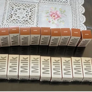 Milk Bronzer stick Baked - oanvänd - Oanvänd milk bronzer stick i färgen ”Baked” som jag säljer för mycket billigare än original priset. Kostar 280kr i butik (och online), men säljer för endast 205kr. Finns ungefär 6-7 styckna kvar. 