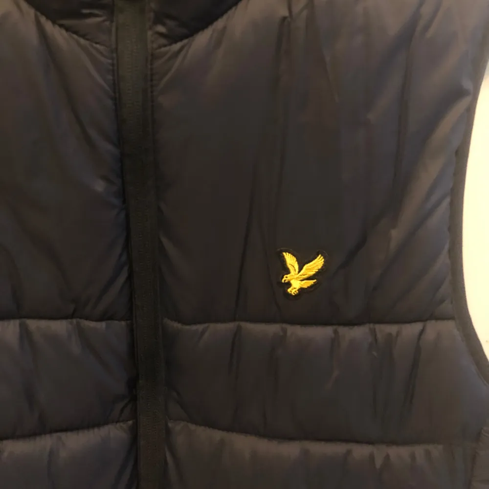 Jag säljer nu min riktigt snygg Lyle n Scott väst som jag tyvärr växt ur 🔥 Den är i mycket fint skick inga defekter precis som ny 👌 Har du några funderingar är de bara att höra av sig 🙌. Jackor.