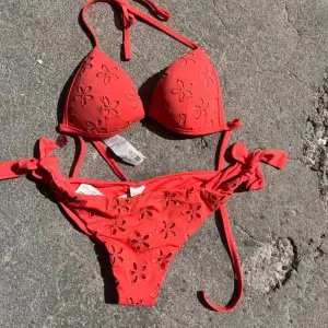 Säljer denna superfina bikini från Calzedonia som tyvärr var för liten upptill, oanvänd🥰