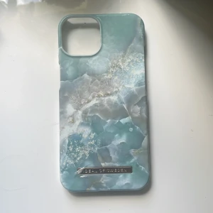 Mobilskal Iphone 13 - Helt oanvänt, endast testat mobilskal till IPhone 13. Originalpris är 349kr, säljer för 150kr💓