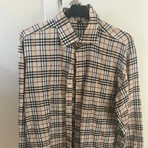 Skjorta Burberry - Dam skjorta från Burberry😊 storlek L men upplevs lite mindre i storlek skulle säga M. 300kr