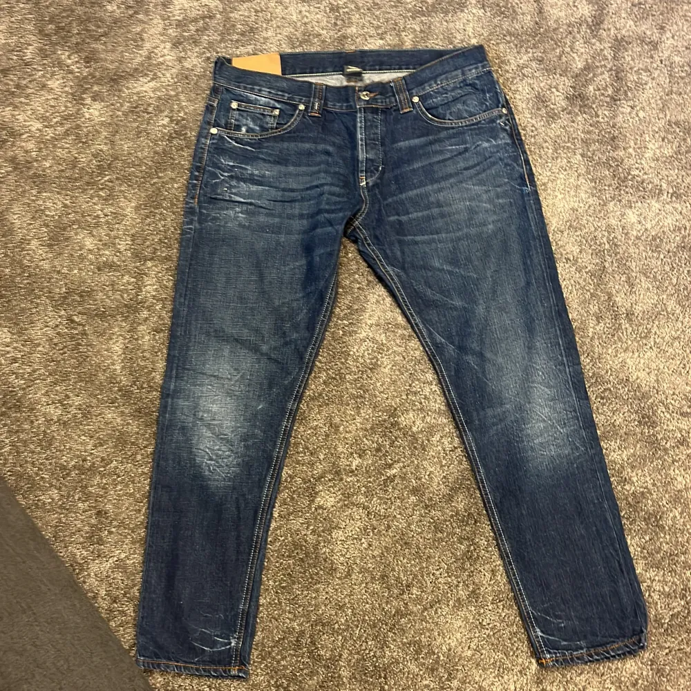 Ett par blå jeans från Dondup. Storlek 36 men mindre i storleken, mer som 34 typ, modellen heter Mius och färgen kallas för Dark Night! Jeansen har en klassisk unik detalj på bakfickan och andra snygga detaljer!. Jeans & Byxor.