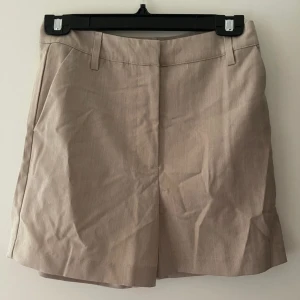 Beiga shorts  - Säljer dessa begia shorts som har bälteshällor och en enkel design. Köpta på Bikbok och aldrig använda. ✨🤍 