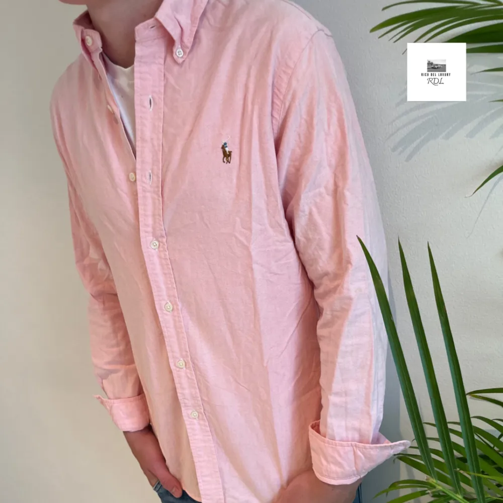 Ralph laruen skjorta rosa | Skick - 9/10 | Size - M | Modell - Slim fit | Pris - 499kr| Modellen är ca 182cm lång | Fraktar via postnord eller instabox på köparens bekostnad | Hör av dig vid minsta fråga eller fundering // . Skjortor.