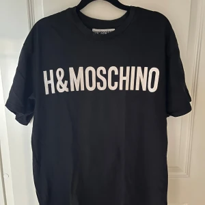 H&M x MOSCHINO T-shirt - T-shirt från H&M x MOSCHINO kollektionen 2018 | Skick = 9/10 | Storlek = S | Pris = 149kr | Tveka inte på att höra av er vid frågor eller funderingar🙌