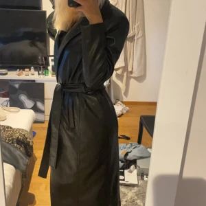 Skinkappa zara - Skinnkappa från zara. Kappan är i superbra skick. Den är lång (slutar ungefär mellan knä och fot på mig som är 176). Den är i storlek medium men passar bra för för dem med storlek S då den inte är oversized i modellen. Köpt för 1000 kr.