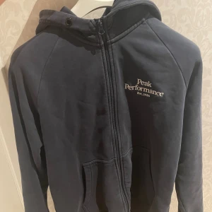 Peak performance zip-hoodie - Skicka: 8/10 (använt skick utan andra defekter)  Färg: mörkblå 