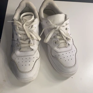 Tommy Hilfiger skor - Säljer dessa Tommy Hilfiger skor, endast använda 3 gånger. Nypris 1200kr