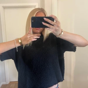 Trekvartsärmad stickad tröja  - Super fin stickad trekvartsärmad tröja, använd mycket och väldigr nopprig därav priset! 