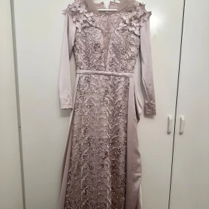 Elegant lila klänning  - Denna eleganta lila klänning med en lyxig satinkjol är perfekt för festligheter. Ärmarna har jag sytt på själv och de kan enkelt tas bort för en mer axelbandslös stil. Klänningen är i gott skick , hör av dig om du är intresserad, pris kan diskuteras