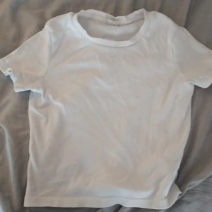 Vit tröja  - Hämta här eller postnord