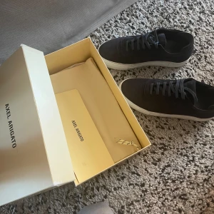 Arigato skor - Storlek 44, och använda ett tag. Ser helt okej ut i skick skulle säga det är 8/10.  Inte min typ av stil längre så använder inte dom.