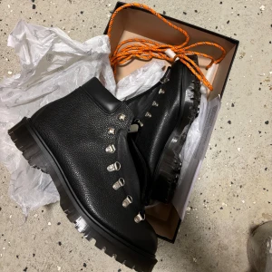 Ronning boots - Säljer dessa sprillans nya ”walking boot” från ronning. Låda och alla tillbehör tillkommer, finns extra skosulor samt 1 extra par snören. Säljes pga fel storlek och krånglig retur till utlandet. Köpt för 4000kr inkl frakt & tull. Mitt pris 2600kr