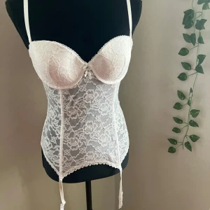 Helt ny vit korsett - Helt ny, har inte kommit till användning, av vit spets, ursnygg 😍Köpt på Lindex. Obs att provdocka har strl XS-S dvs korsettet är litet i storleken, på lappen står strl 80B för kupa.