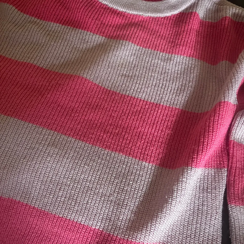 Fin tröja sĂ€ljer för den Ă€r för liten men var min favoritâ€ïž. Neuleet.