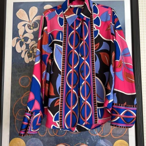 Skjorta från Zara. - Härligt mönstrad skjorta från Zara. Stl S, 100% polyester. Vackra detaljer på manschetterna vid ärmalutet. Fint använt skick.