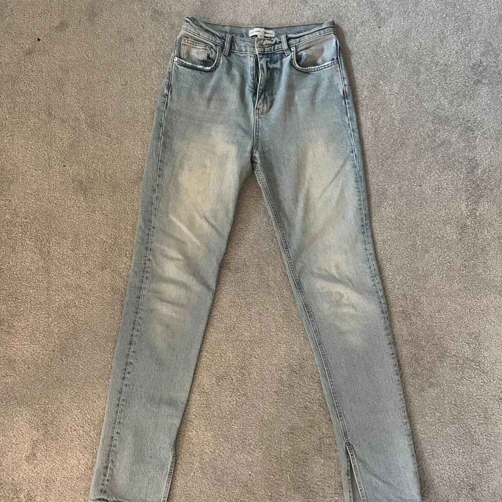 Säljer dessa fina jeans med en rakmodell, medelhög midja och en slits på vardera ben. Byxorna är ifrån ett samarbete mellan GinaTricot och Nicki studios i strl 38. Säljer de i mycket fint skick 🤩✨💞. Jeans & Byxor.