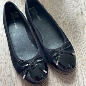 Ballerina skor 💞  - Säljer dessa SUPERFINA ballerina liknande skorna💞 Väldigt bra skick,storlek 37 men passar även 38 säljer då de tyvärr inte passar mig, märket är Graceland💞🫶🏻 LÄGG GÄRNA BUD❤️