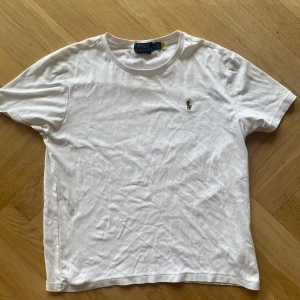 Ralph lauren T shirt vit - Storleken är väldigt liten skulle säga att den passa mellan S och M. Den är aldrig använd bara testad några gånger. Nypris ligger runt 1000kr