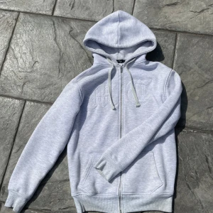 Tuttolente MT hoodie - Tjena säljer min tuttolente MT hoodie (grå) för att den inte passade mig.  Storlek:L men sitter mindre  Skick:9/10  Om du har några frågor, funderingar eller vill ha fler bilder så är de bara att skriva till mig. Jag är även öppen för byten.