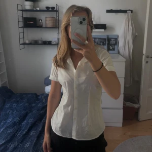 Kortärmad skjorta - En super fin kortärmad skjorta från Tommy hillfigher. Aldrig använd 💞   nypris: 699 kr