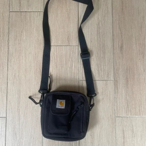 carhart väska - Jättefin väska från carhartt i bra skick. Liten men får plats med mycket! Måtten är 18x17