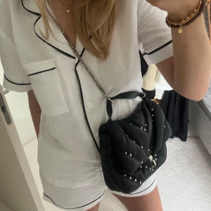 Väska från Zara - Nit väska från Zara, köpt för flera år sedan men ändå i bra skick💛  Går att vika in banden och använda som clutch!!