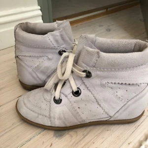 Isabel marant  - Isabel marant skor i modellen Bobby. Skor med en liten klack. Fint till allt! Öppen för byten. Har bud på 1350kr