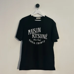 Maison Kitsune T-shirt  - En riktigt fet maison Kitsune T-shirt perfekt för alla säsonger, köptes för inte alls länge sen och är i riktigt fint skick! 🤩💯Storlek L men passar S/M. Hör gärna av er vid frågor eller funderingar!💯🙌