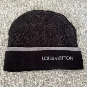 Hej, jag säljer nu en riktigt fin Louis Vuitton mössa som har använts 4-5 gånger och är i mycket bra kvalitet. 