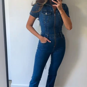 Pull&Bear jumpsuit storlek S - Säljer den virala denim jumpsuiten från Pull&Bear, helt oanvänd och slutsåld. Säljs pga för liten, prislapp sitter kvar. Kan mötas i Norrköping eller fraktas. Lägg bud eller så kan vi komma överens om ett bra pris vid snabb affär