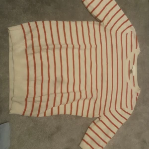 Stickad t-shirt - Söt stickad t-shorts från hm knappt använd❤️storlek xs men passar xs-m
