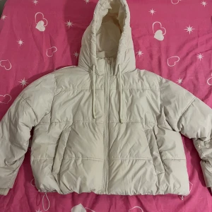 vit dunjacka - vit dunjacka från zara. storlek L. inga stora defekter förutom smink vid luvan och några rivmärken som man kan se på sista bilden. 