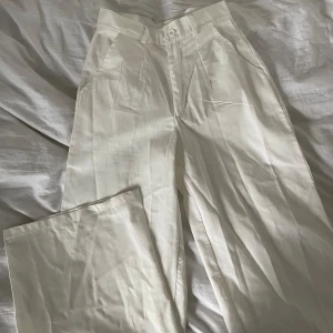 Vita byxor - Snygga vita byxor. Helt oanvända. Vida. Storlek XS. Tunnare jeans aktiv material som sitter riktigt snyggt