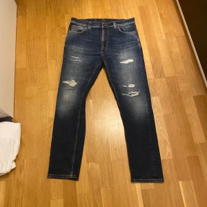 Nudie jeans - Säljer de här feta Nudie jeansen. Storlek 30/28.innerbens lägnd är 72cm.  Den är i perfekt skick( inga tecken på andvändning). Om ni har några frågor så är det bara att skriva