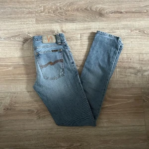 Nudie jeans  - Nypris på detta jeans är runt 1000kr.