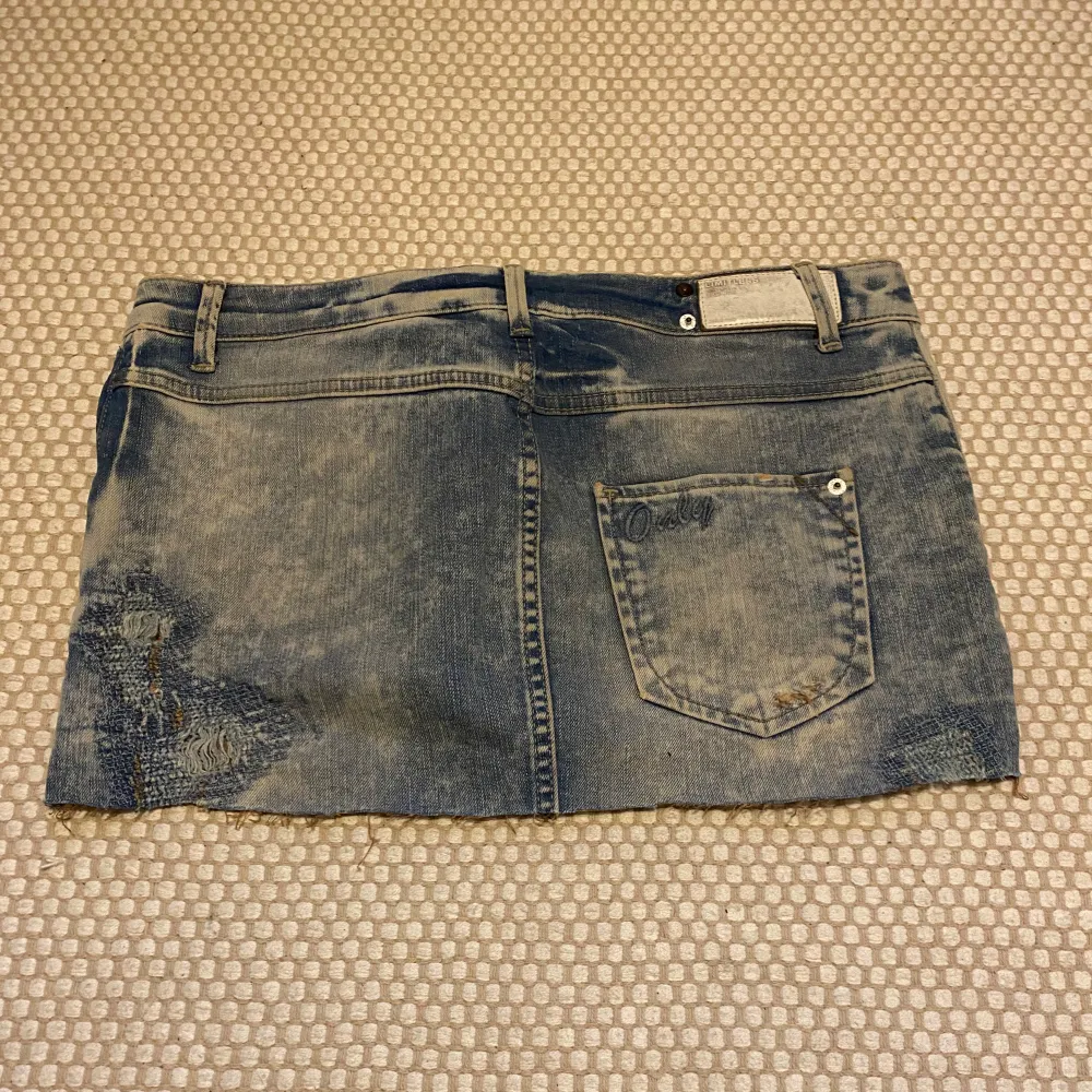 Jeans kjol men coola slitningar o detaljer💕midja 40x2 längd 30cm. Kjolar.