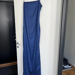Blue navy satin klänning  - Blue baby satin dress från Nelly 800kr använd endast en gång på bröllop säljs för 500kr med frakt 