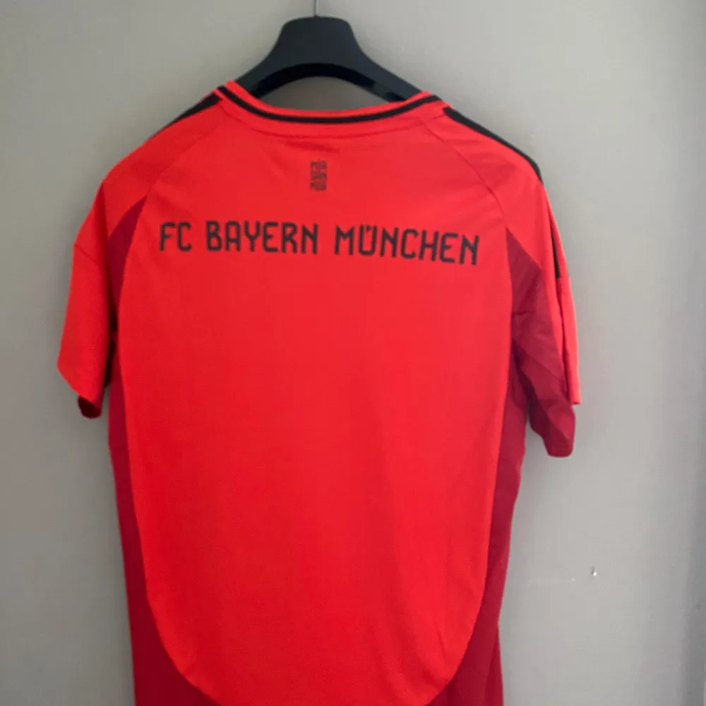 Helt ny Bayern München tröja i storlek M. Skriv för frågor och funderingar :). T-shirts.