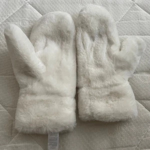 Vantar - Aldrig använda vantar från bikbok, men köpta på vinted där jag fick fel.. Superfina o varma men jag säljer eftersom jag letar efter stickade vantar