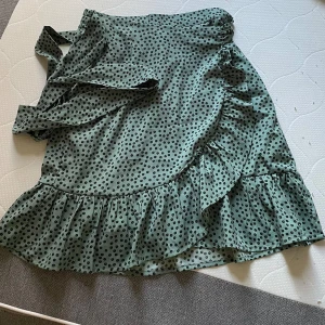 Volang kjol  - En helt oanvänd kjol från Only🥰Jättegullig och helt ny skick! Säljer pågrund av den inte kommer till användning 🫶🏻