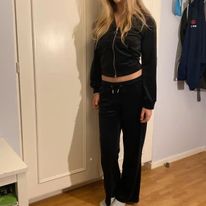 Liknande Juicy Coutre set  - Liknande juicy coutre set från lager 157. Använd fåtal gånger, inga defekter.  Skick: 9/10