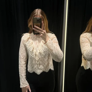 Zara blus - Superfin blus från Zara i ljusrosa spets, med fina volangdetaljer🤍endast använd 1 gång! Mer rosa i verkligheten, skulle säga att den är puderrosa🩷
