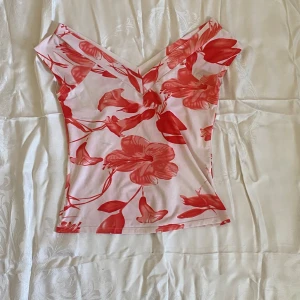 Off-shoulder y2k v-neck top - Supersöt vintage sommartop. Passar perfekt till sommaren, stretchigt material.