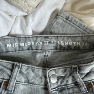 jeans - säljer dessa underbara jeansen från bikbok / never denim. Lägre midja och raka i benen. Passar bra på mig som är 175!😍🙏🏼