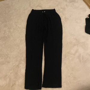 Linne byxor  - Det är inte 100% linne men de är svala tycker jag, de har en knyt på snöret som ni ser på tredje bilden ska se om jag kan fixa det!! De är i fint skick!! Säljer det för jag inte tycker det sitter fint på mig, och de är korta på mig 😇💖99 kr + frakten 