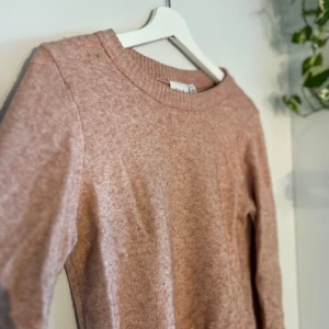Stickad rosa tröja - Vila tröja i storlek XS🩷 Lite nopprig