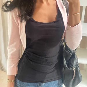 Bolero - Söt rosa bolero med armar i trekvarts längd  Skriv för fler mått