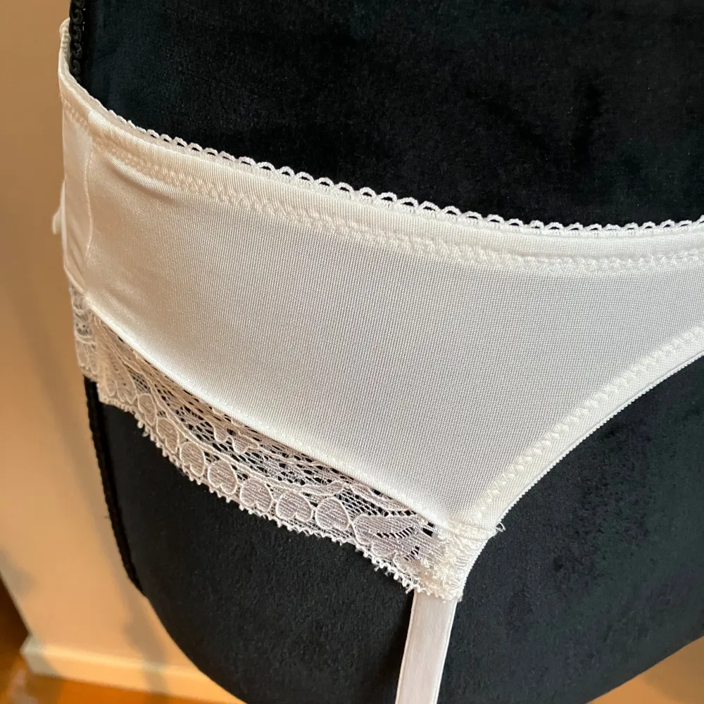 Helt ny aldrig använd, väldig fin vit kotsett med spets, från Lindex i strl 40/42 enligt lappen men liten i storleken och är som strl 38 i verkligheten.. Asusteet.